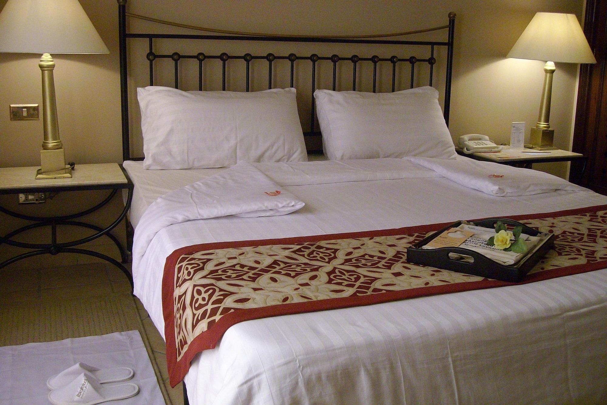 Jaz Makadi Saraya Resort Hurghada Room photo A bed with a bed runner