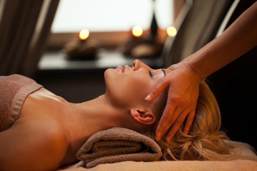 Jaz Makadi Saraya Resort Hurghada Exterior photo A woman receiving a head massage